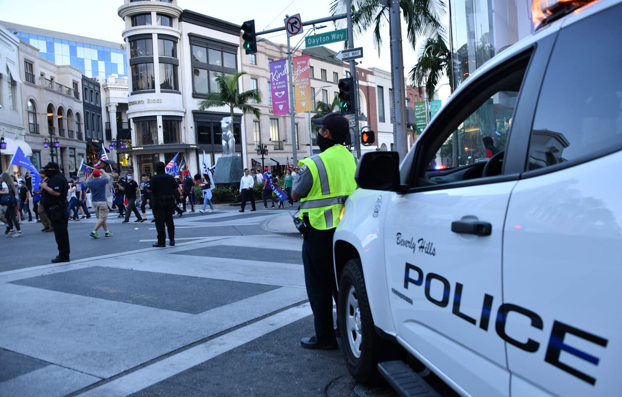 Los detienen "por caminar en la calle”: una demanda acusa de discriminación a policías de Beverly Hills