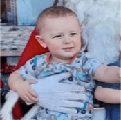 Connor Eliahj LaDuke, de 1 año y 6 meses de edad, mide unas 2 pulgadas y pesa alrededor de 25 libras. Tiene ojos marrones y cabello marrón claro.