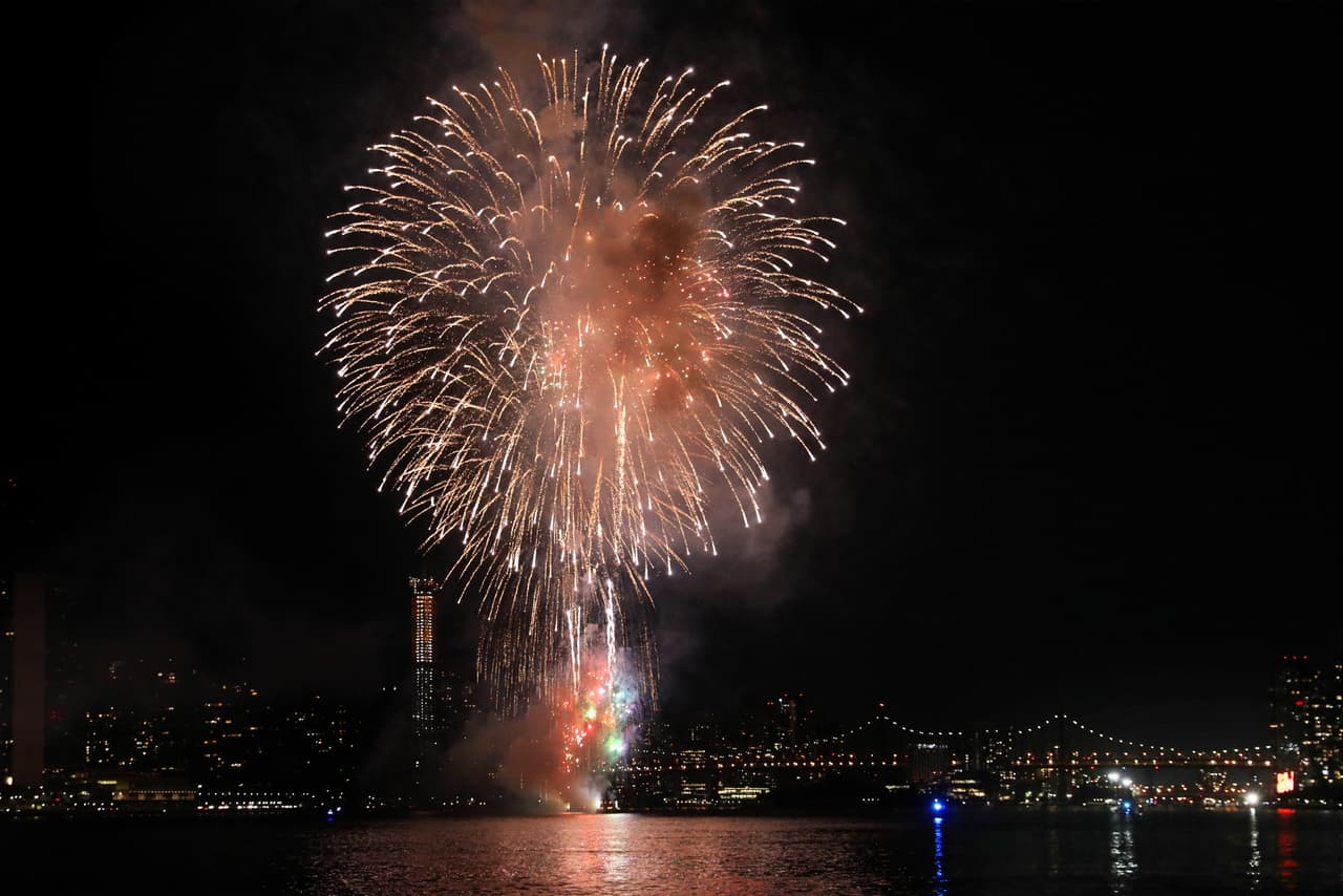 Durante seis días, que concluirán el próximo sábado 4 de julio, Macy's ha lanzado fuegos artificiales alrededor de toda la ciudad entre las 9 y las 11 de la nochce.