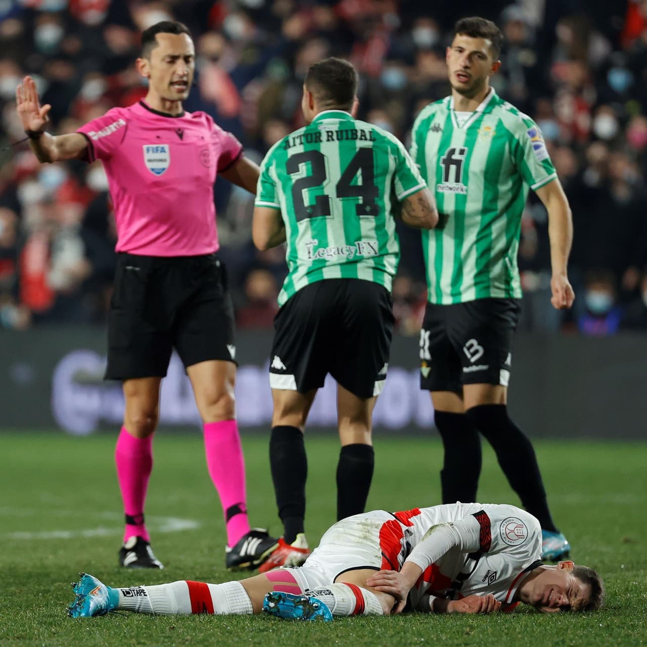 Real Betis se lleva la semifinal de ida tras derrotar al Rayo Vallecano 2-1 en la Copa del Rey. Borja Iglesias y Victor Carvalho le dieron el triunfo a la escuadra verdiblanca, mientras que Álvaro García descontó para los locales. Los mexicanos Diego Lainez y Andrés Guardado estuvieron en la banca.