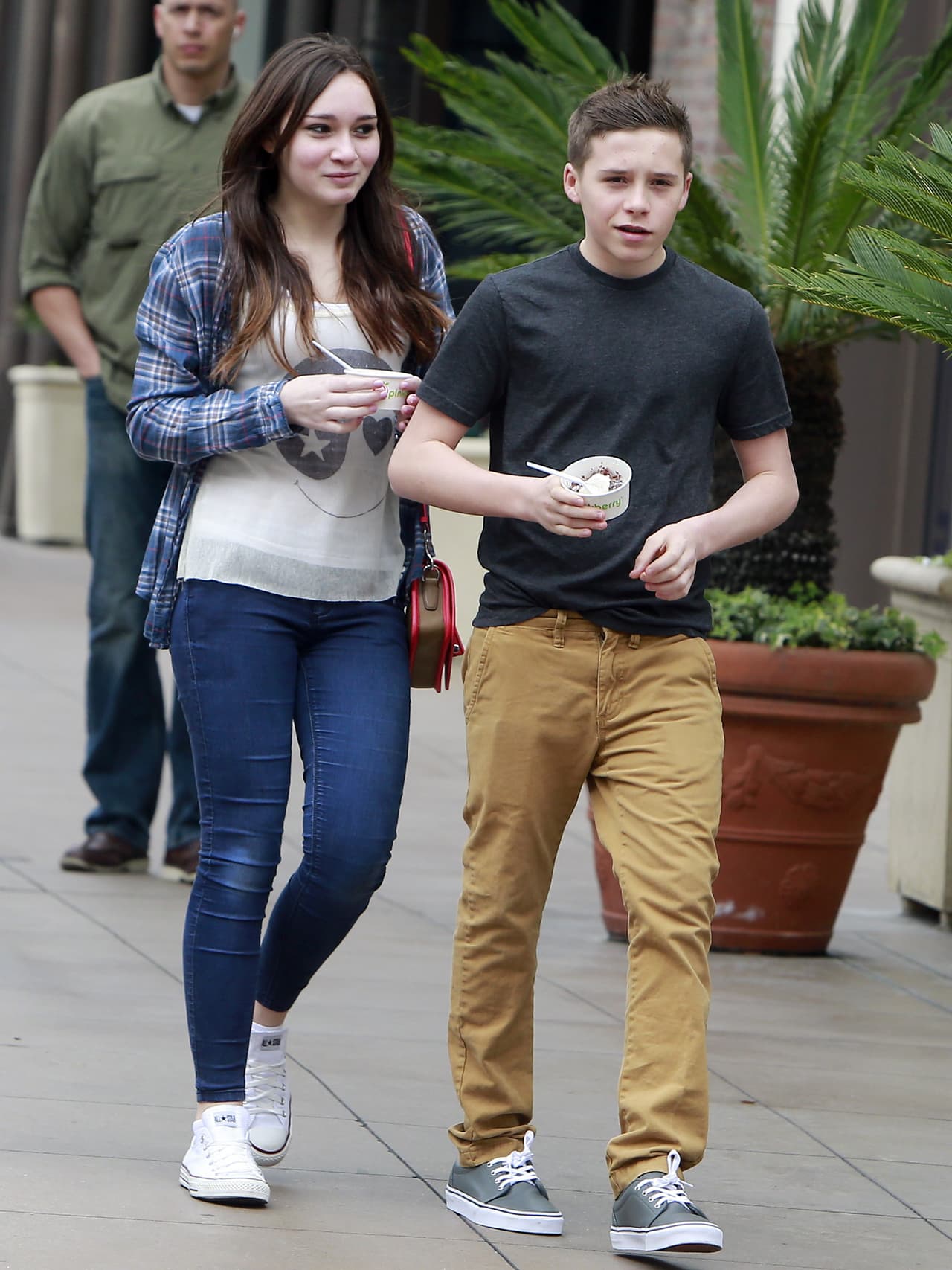 Brooklyn Beckham aprendió las mejores técnicas de seducción gracias a su papi. Por él sabe que un postre delicioso en la primera cita derrite el corazón de cualquiera.