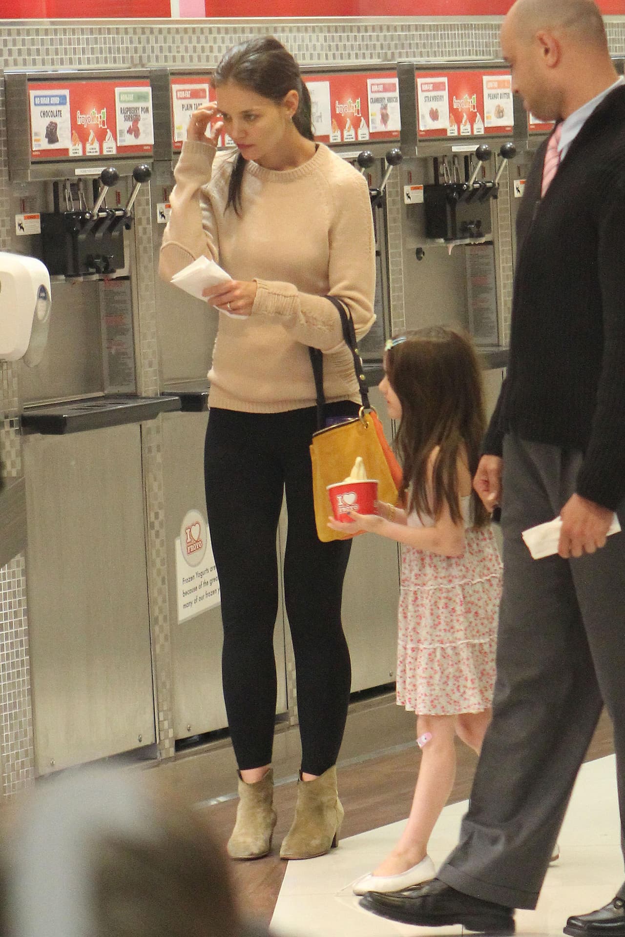 Katie Holmes lleva a Suri a la heladería de vez en cuando. ¡Cuidado, Kathy, no lo comas tan rápido!
