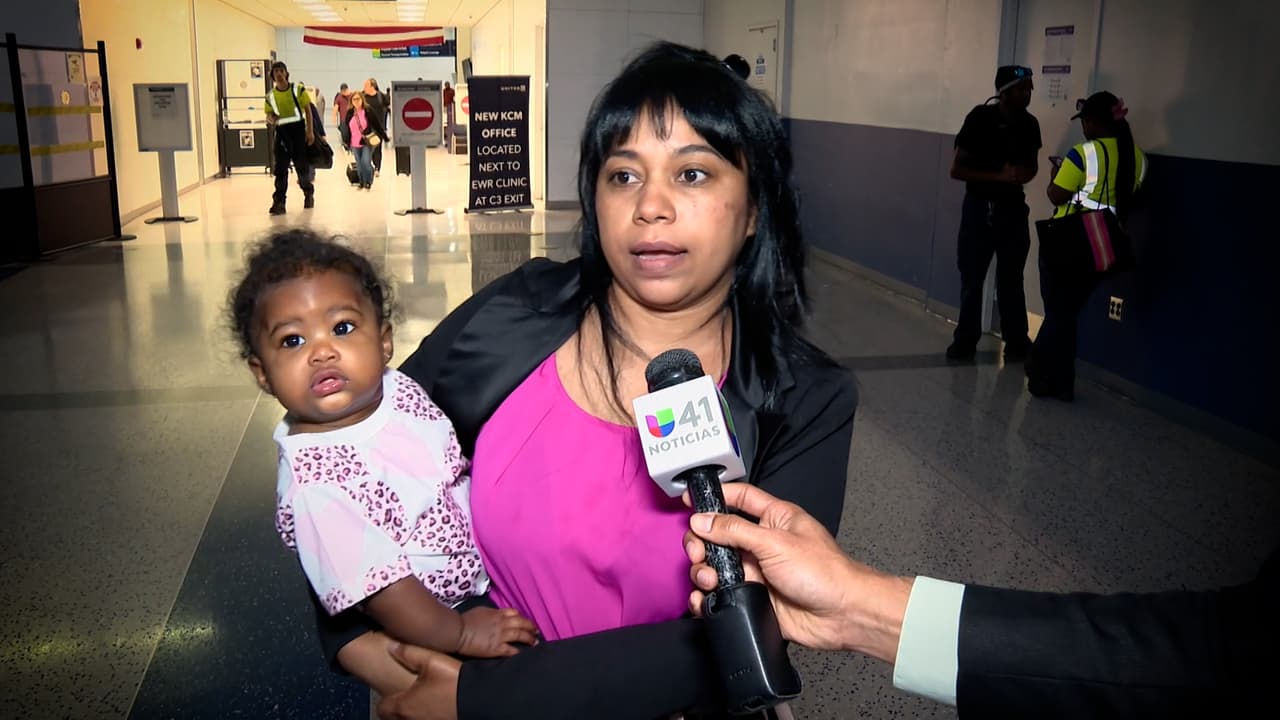 <a href="https://www.univision.com/local/nueva-york-wxtv/madre-hispana-lucha-por-tener-de-nuevo-a-su-bebe-de-10-meses-video" target="_blank"><b>Reyes acudió a la Policía desesperada</b></a>. "Llamé a la policía, la policía vino a las 3:00 de la mañana, lo llamé en la tarde, pero no pusieron nada, una alerta, ni nada”, relató.
<br>