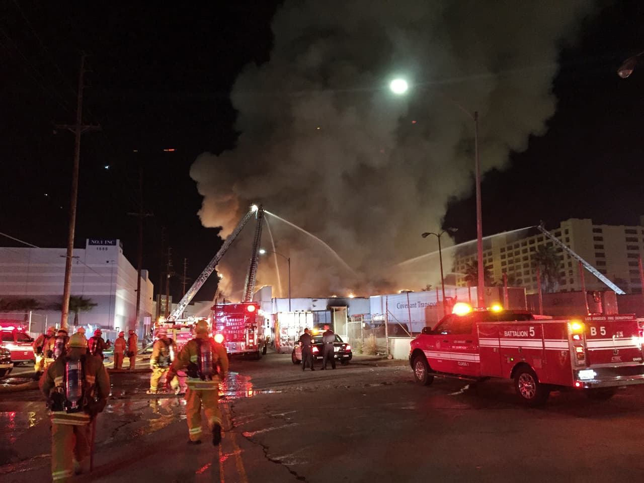 Masivo incendio destruye un almacén en Los Ángeles