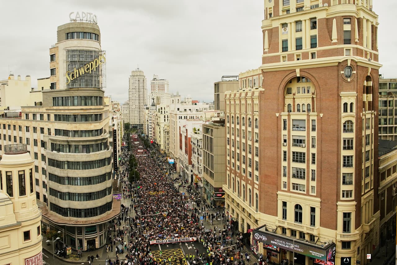 Manifestación para exigir leyes más estrictas que protejan a los inquilinos en Madrid, España.