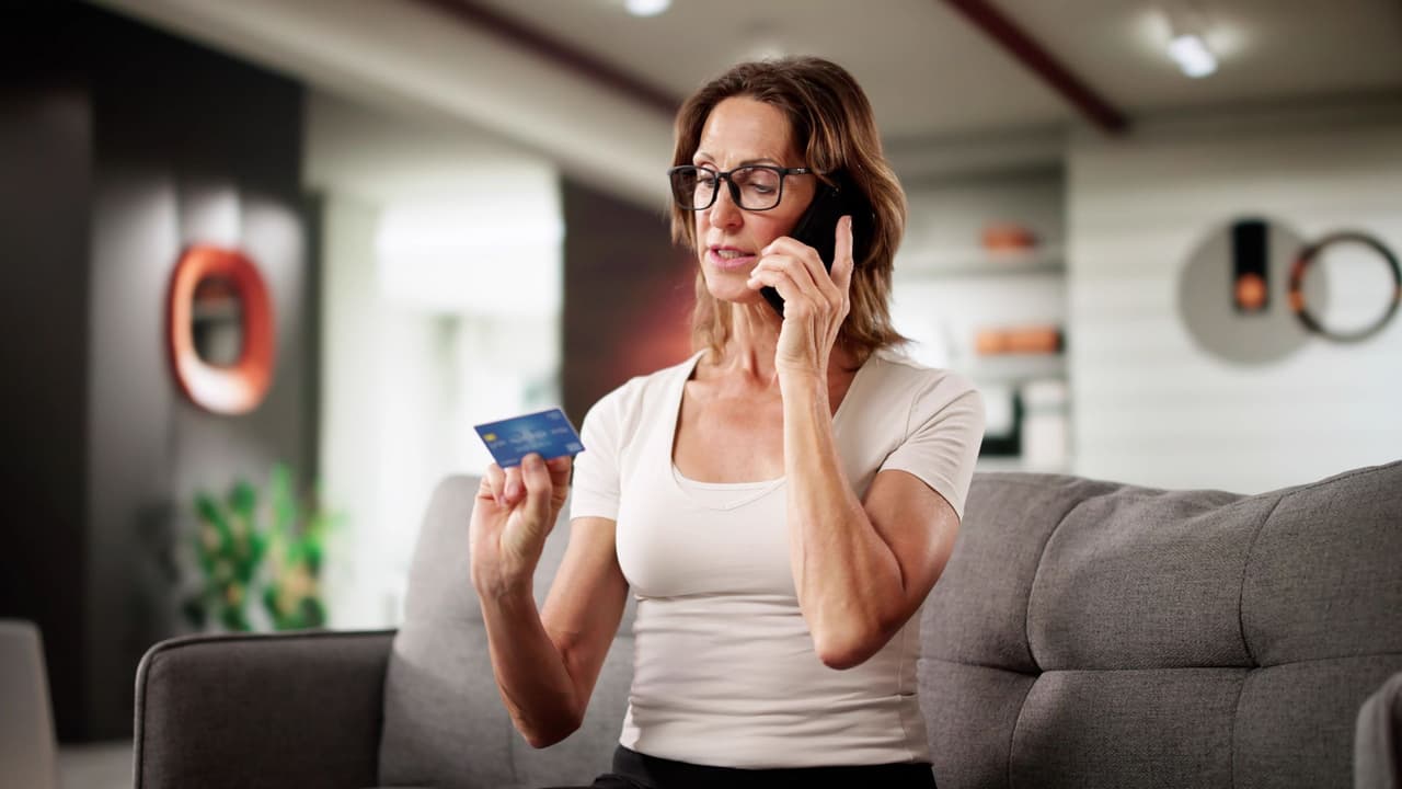 <h3 class="cms-H3-H3">Qué hacer si recibes uno de estos SMS</h3>
<br>Sigue estos pasos:
<br>👉🏻 No hagas clic en el enlace.
<br>👉🏻 No respondas el mensaje.
<br>👉🏻 Verifica tu cuenta solo en sitios oficiales.
<br>👉🏻 Marca el mensaje como spam y elimínalo.
<br>También
<b>puedes reenviar el texto al 7726, que significa SPAM, para reportarlo con tu proveedor de telefonía.</b>