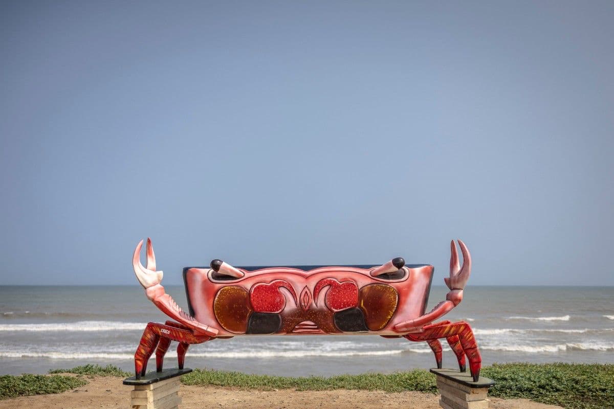 <b>Del mar a la madera:</b> Un gigantesco cangrejo espera junto al taller Erico, en Accra, convertido en un ataúd destinado a un pescador. La creación transforma una criatura ligada al mar en el recuerdo que acompaña al fallecido en su último viaje.
