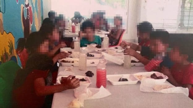 La búsqueda de Dylan permitió el
<a href="https://www.univision.com/noticias/america-latina/la-policia-halla-23-ninos-robados-que-eran-obligados-a-vender-en-las-calles-del-sur-de-mexico">rescate de 23 menores </a>que vivían en condiciones precarias y en manos de una supuesta red de trata que operaba en dicha ciudad.
<b> </b>Entre los niños había tres lactantes: de 3, 12 y 20 meses.
<br>
<br>En la imagen, una foto distribuida por la fiscalía del estado después que los niños fueron rescatados.