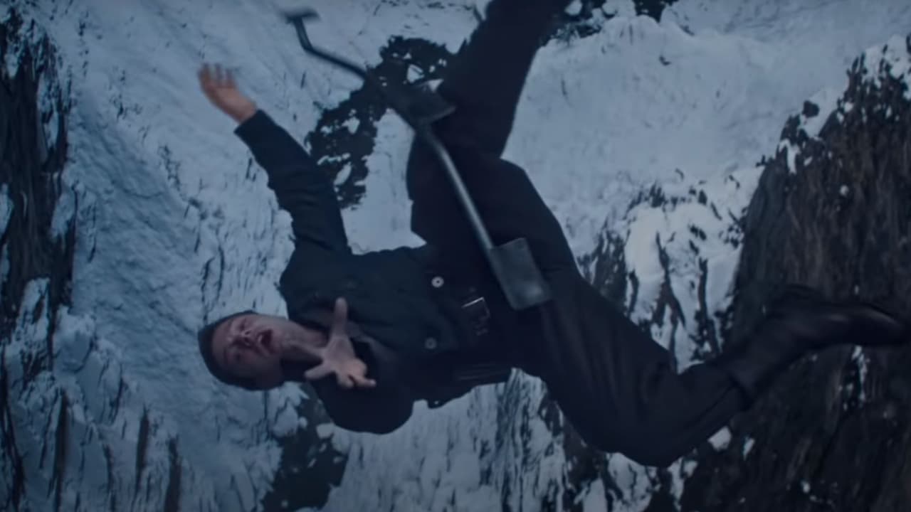 <b>Bucky Barnes</b>
<br>Los fans de los cómics sabían que su muerte vista en la película ‘Captain America: The First Avenger’ (2011) cuando cae de un tren en movimiento, estaba destinada a ocurrir y que el personaje iba a volver a la vida, pues en las páginas escritas así es como se vuelve el Winter Soldier.