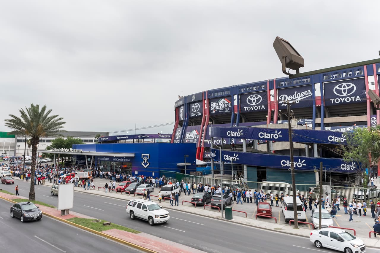 Los aficionados en el Estadio de Béisbol Monterrey previo al "Play Ball".