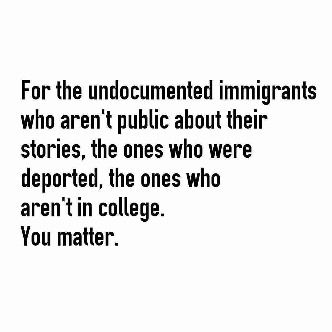 Una imagen compartida por Undocumedia el 22 de febrero que dice: " los inmigrantes indocumentados que no son públicos sobre sus historias, los que fueron deportados, los que no están en college. Tú cuentas".