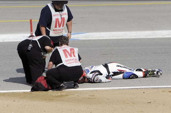 Fallecen dos motociclistas al chocar durante una competencia