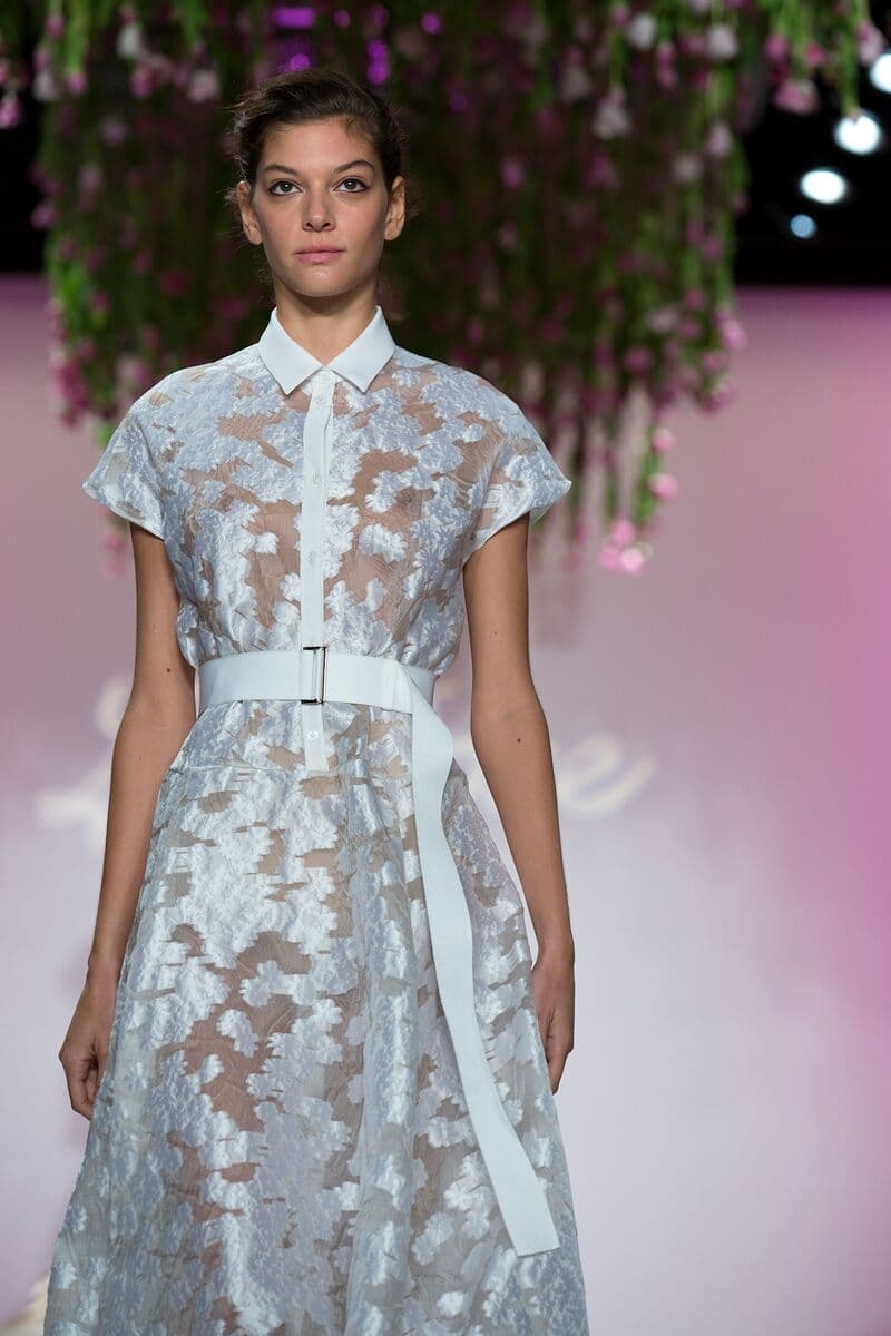 Para Lela Rose la tendencia para primavera- verano 2016 se encuentra en un estilo lleno de feminidad, muy minimalista y romántico pero sin caer en lo empalagoso. La colección se basa en cortes a la cintura ya sea en faldas o vestidos para muestra las prendas en la pasarela. Diseñador Lela Rose. NYFW, Spring/Summer 2016 - 14/09/2015