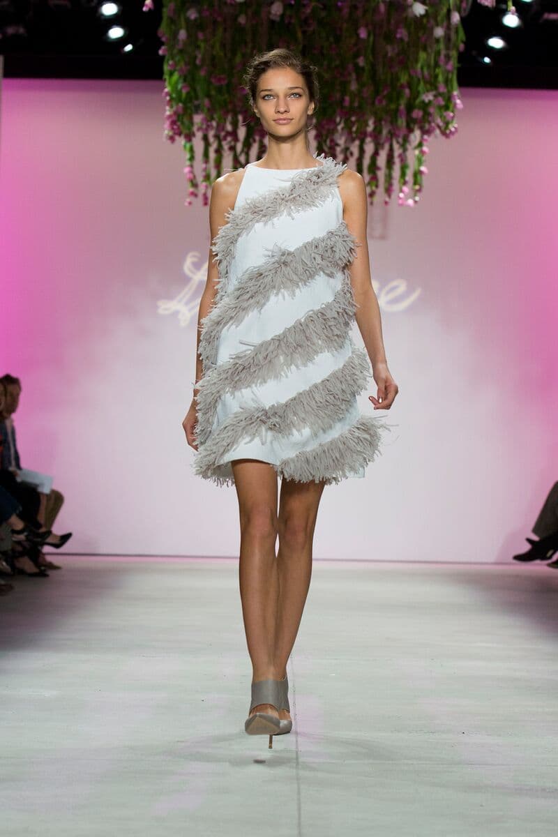 Para Lela Rose la tendencia para primavera- verano 2016 se encuentra en un estilo lleno de feminidad, muy minimalista y romántico pero sin caer en lo empalagoso. La colección se basa en cortes a la cintura ya sea en faldas o vestidos para muestra las prendas en la pasarela. Diseñador Lela Rose. NYFW, Spring/Summer 2016 - 14/09/2015