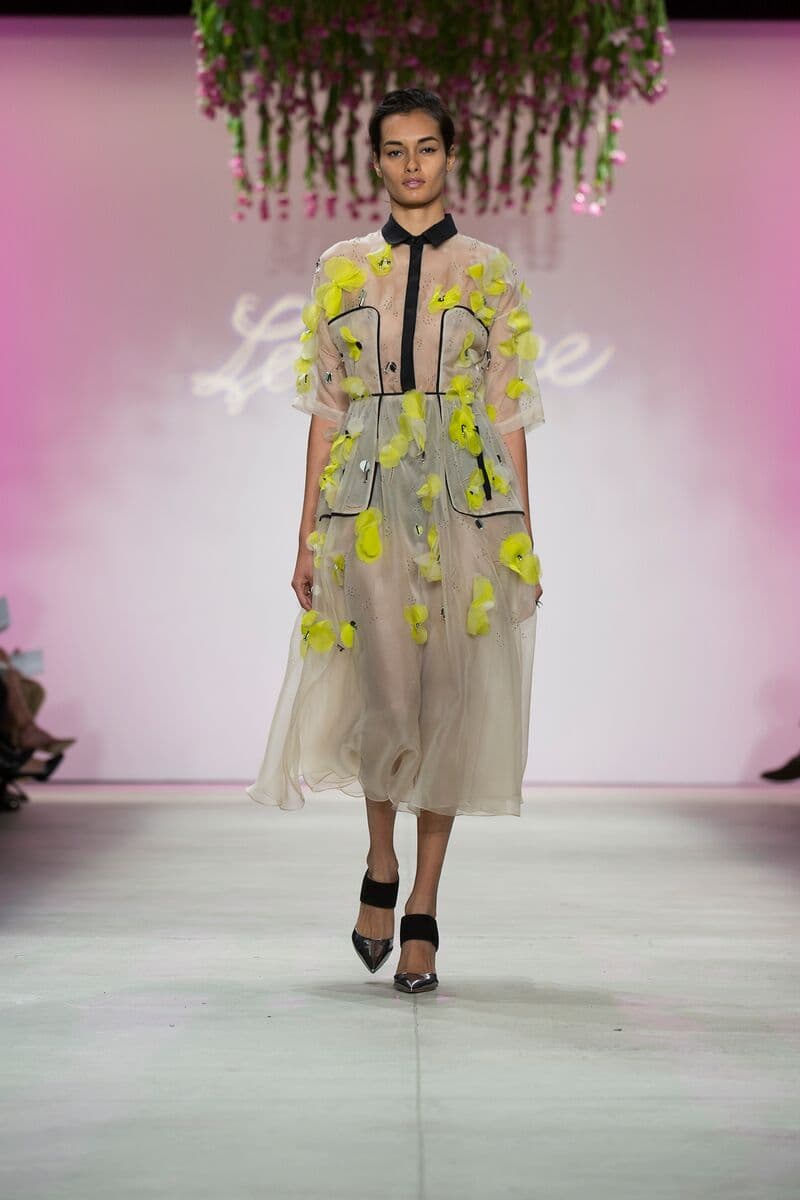 Para Lela Rose la tendencia para primavera- verano 2016 se encuentra en un estilo lleno de feminidad, muy minimalista y romántico pero sin caer en lo empalagoso. La colección se basa en cortes a la cintura ya sea en faldas o vestidos para muestra las prendas en la pasarela. Diseñador Lela Rose. NYFW, Spring/Summer 2016 - 14/09/2015