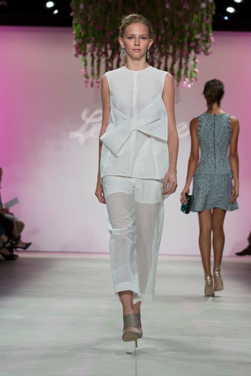 Para Lela Rose la tendencia para primavera- verano 2016 se encuentra en un estilo lleno de feminidad, muy minimalista y romántico pero sin caer en lo empalagoso. La colección se basa en cortes a la cintura ya sea en faldas o vestidos para muestra las prendas en la pasarela. Diseñador Lela Rose. NYFW, Spring/Summer 2016 - 14/09/2015