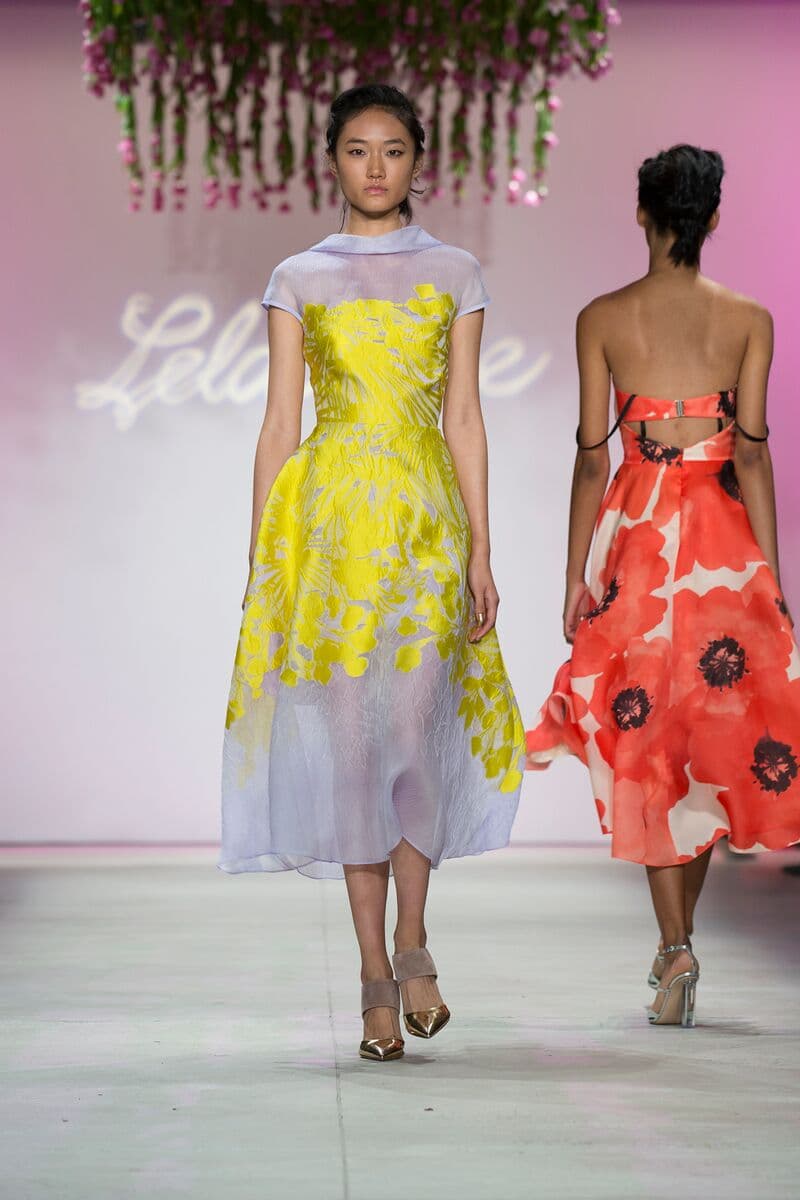 Para Lela Rose la tendencia para primavera- verano 2016 se encuentra en un estilo lleno de feminidad, muy minimalista y romántico pero sin caer en lo empalagoso. La colección se basa en cortes a la cintura ya sea en faldas o vestidos para muestra las prendas en la pasarela. Diseñador Lela Rose. NYFW, Spring/Summer 2016 - 14/09/2015