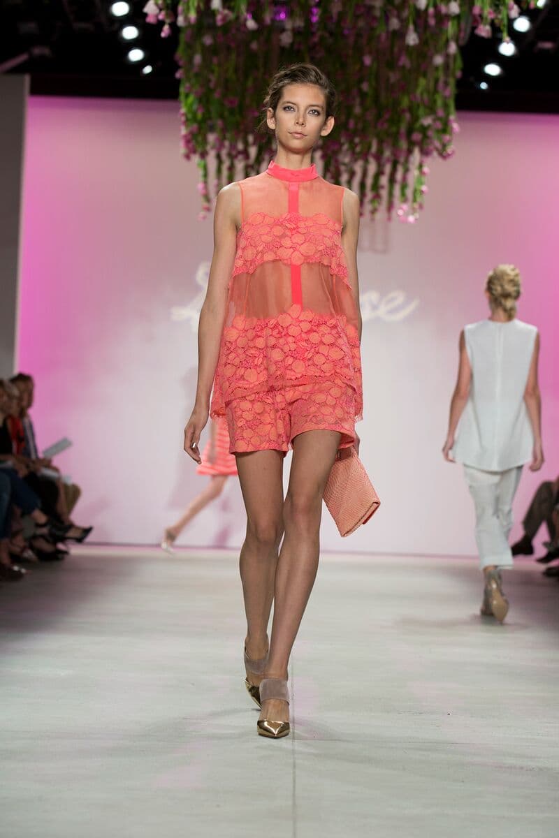 Para Lela Rose la tendencia para primavera- verano 2016 se encuentra en un estilo lleno de feminidad, muy minimalista y romántico pero sin caer en lo empalagoso. La colección se basa en cortes a la cintura ya sea en faldas o vestidos para muestra las prendas en la pasarela. Diseñador Lela Rose. NYFW, Spring/Summer 2016 - 14/09/2015