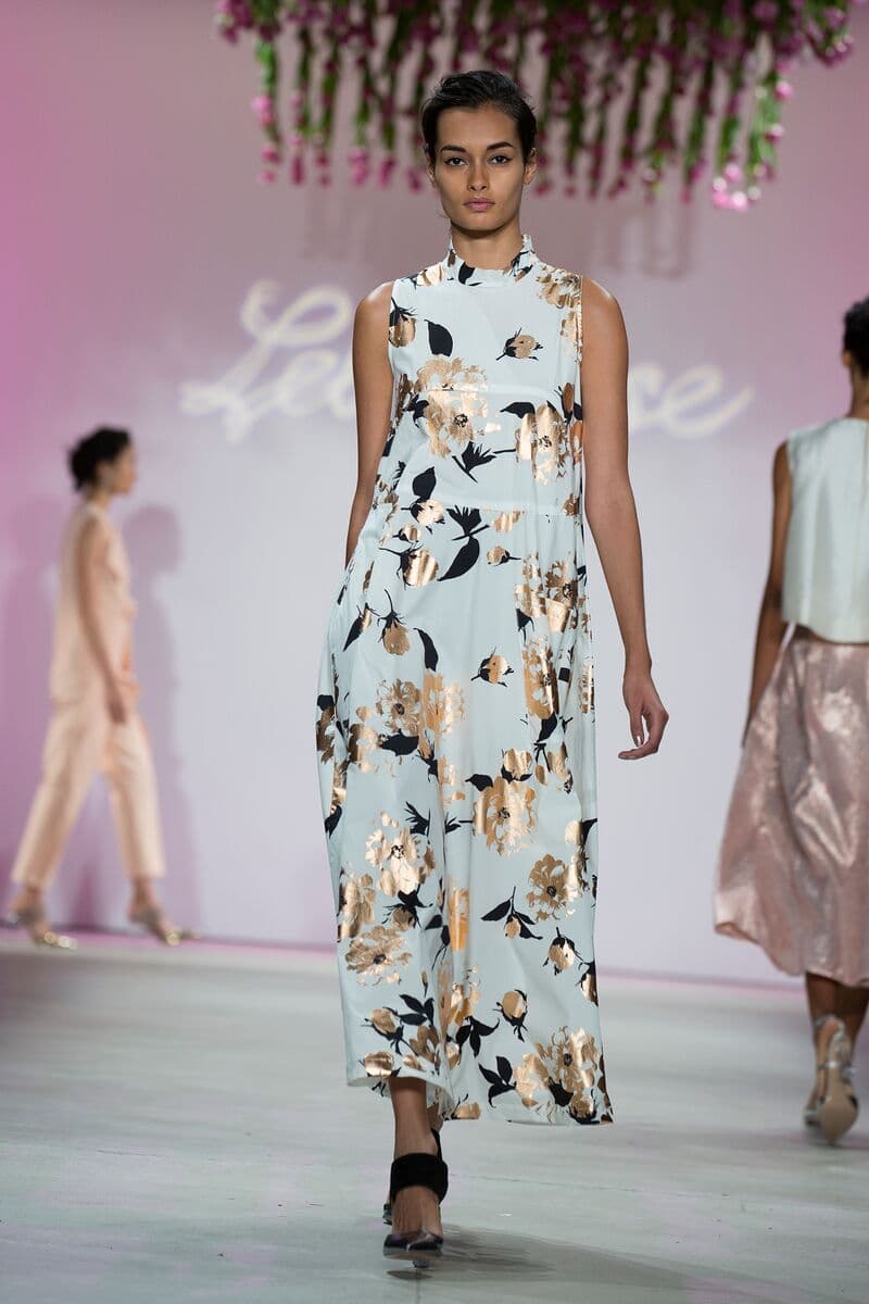 Para Lela Rose la tendencia para primavera- verano 2016 se encuentra en un estilo lleno de feminidad, muy minimalista y romántico pero sin caer en lo empalagoso. La colección se basa en cortes a la cintura ya sea en faldas o vestidos para muestra las prendas en la pasarela. Diseñador Lela Rose. NYFW, Spring/Summer 2016 - 14/09/2015