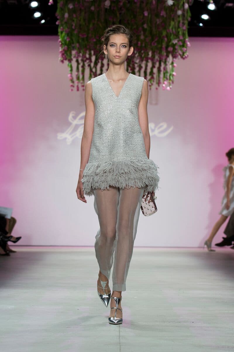 Para Lela Rose la tendencia para primavera- verano 2016 se encuentra en un estilo lleno de feminidad, muy minimalista y romántico pero sin caer en lo empalagoso. La colección se basa en cortes a la cintura ya sea en faldas o vestidos para muestra las prendas en la pasarela. Diseñador Lela Rose. NYFW, Spring/Summer 2016 - 14/09/2015