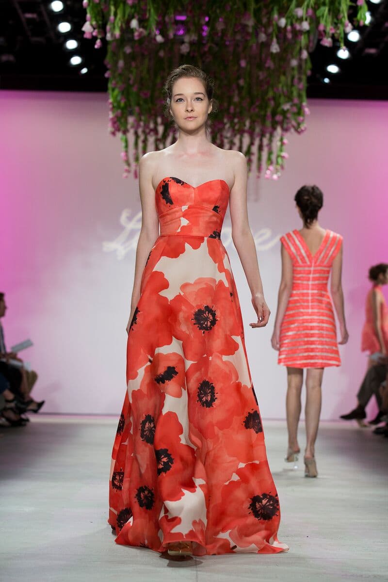 Para Lela Rose la tendencia para primavera- verano 2016 se encuentra en un estilo lleno de feminidad, muy minimalista y romántico pero sin caer en lo empalagoso. La colección se basa en cortes a la cintura ya sea en faldas o vestidos para muestra las prendas en la pasarela. Diseñador Lela Rose. NYFW, Spring/Summer 2016 - 14/09/2015