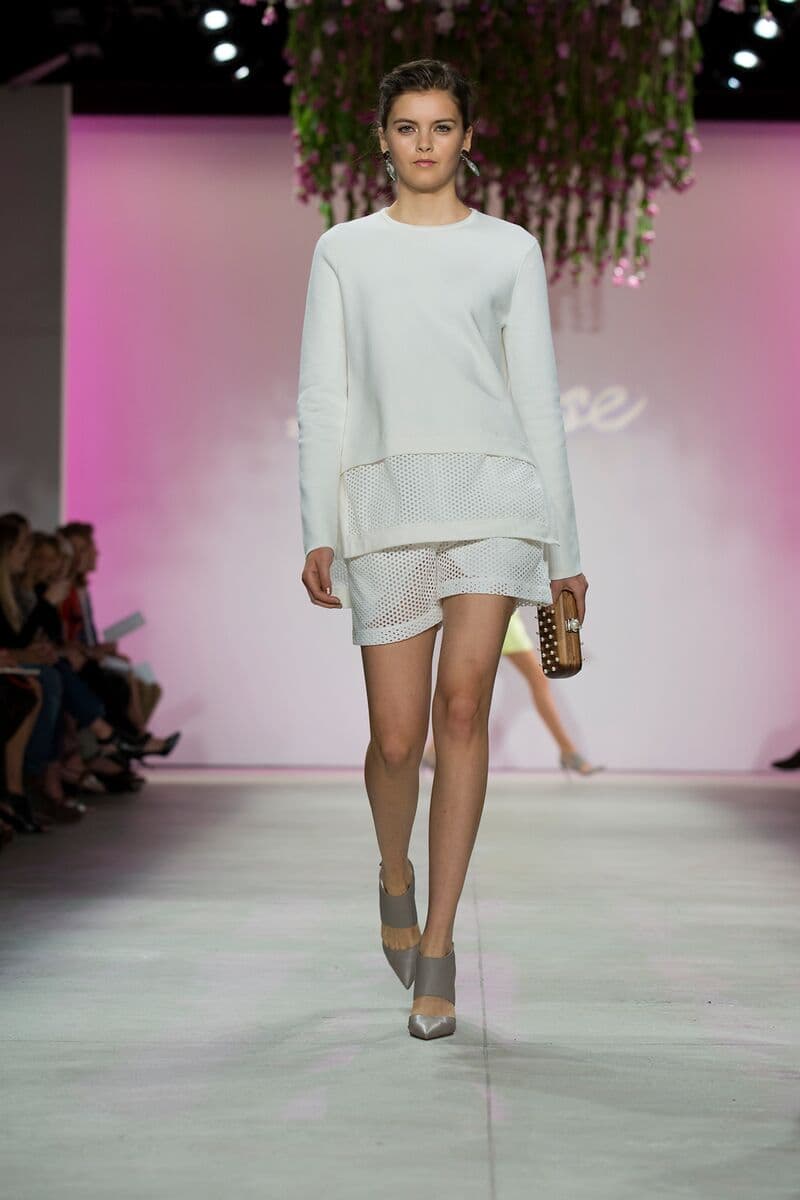 Para Lela Rose la tendencia para primavera- verano 2016 se encuentra en un estilo lleno de feminidad, muy minimalista y romántico pero sin caer en lo empalagoso. La colección se basa en cortes a la cintura ya sea en faldas o vestidos para muestra las prendas en la pasarela. Diseñador Lela Rose. NYFW, Spring/Summer 2016 - 14/09/2015