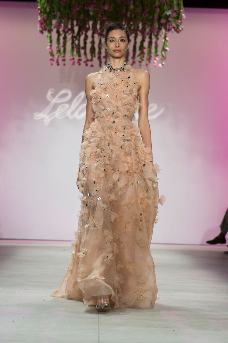 Para Lela Rose la tendencia para primavera- verano 2016 se encuentra en un estilo lleno de feminidad, muy minimalista y romántico pero sin caer en lo empalagoso. La colección se basa en cortes a la cintura ya sea en faldas o vestidos para muestra las prendas en la pasarela. Diseñador Lela Rose. NYFW, Spring/Summer 2016 - 14/09/2015