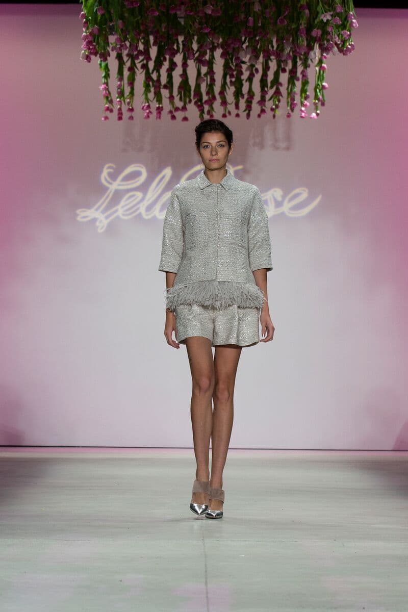 Para Lela Rose la tendencia para primavera- verano 2016 se encuentra en un estilo lleno de feminidad, muy minimalista y romántico pero sin caer en lo empalagoso. La colección se basa en cortes a la cintura ya sea en faldas o vestidos para muestra las prendas en la pasarela. Diseñador Lela Rose. NYFW, Spring/Summer 2016 - 14/09/2015