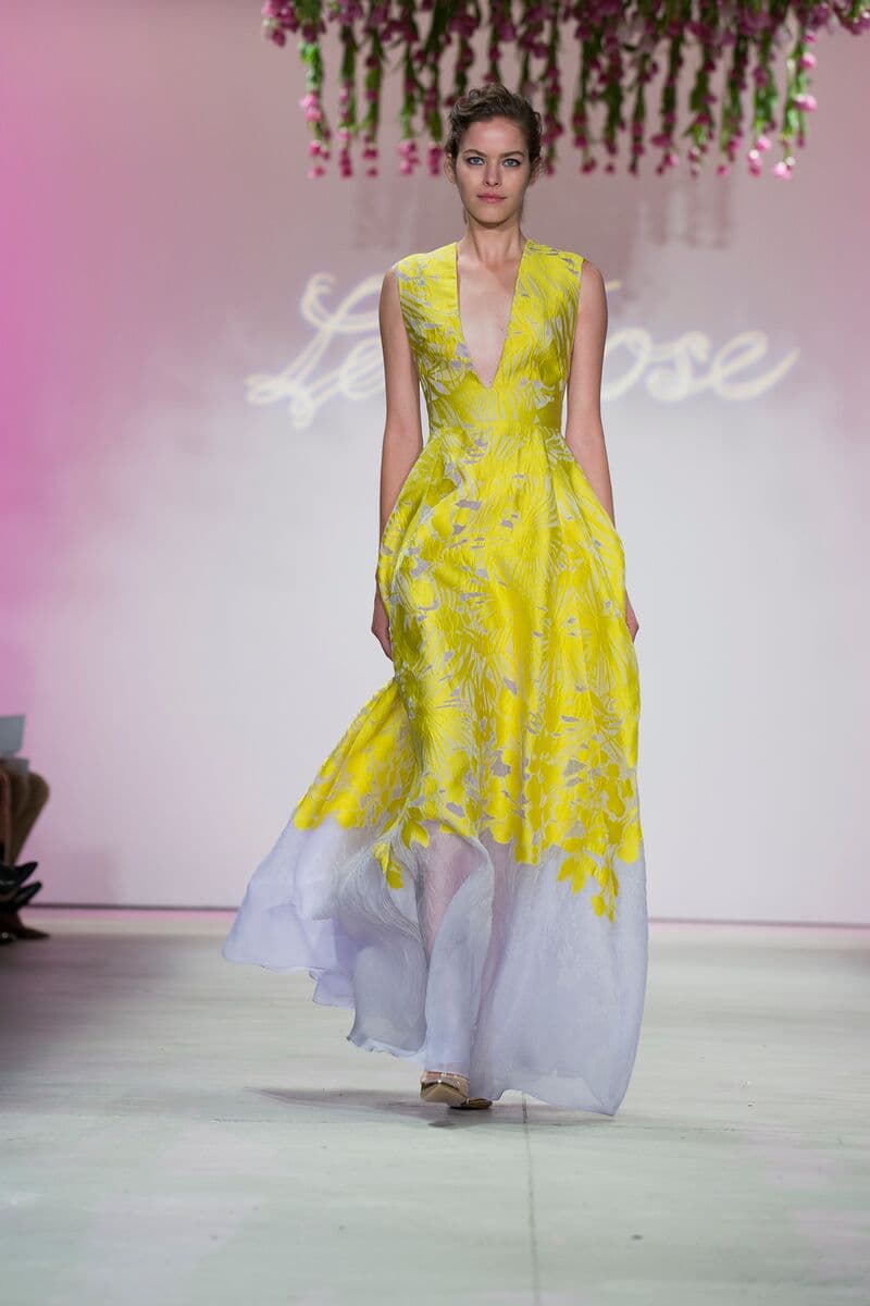 Para Lela Rose la tendencia para primavera- verano 2016 se encuentra en un estilo lleno de feminidad, muy minimalista y romántico pero sin caer en lo empalagoso. La colección se basa en cortes a la cintura ya sea en faldas o vestidos para muestra las prendas en la pasarela. Diseñador Lela Rose. NYFW, Spring/Summer 2016 - 14/09/2015