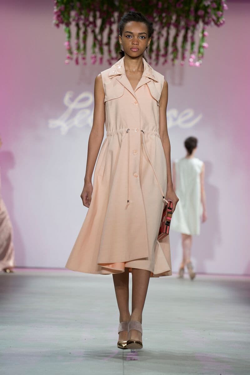 Para Lela Rose la tendencia para primavera- verano 2016 se encuentra en un estilo lleno de feminidad, muy minimalista y romántico pero sin caer en lo empalagoso. La colección se basa en cortes a la cintura ya sea en faldas o vestidos para muestra las prendas en la pasarela. Diseñador Lela Rose. NYFW, Spring/Summer 2016 - 14/09/2015