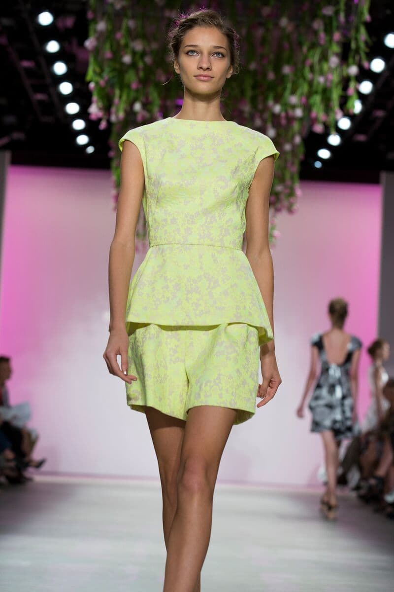 Para Lela Rose la tendencia para primavera- verano 2016 se encuentra en un estilo lleno de feminidad, muy minimalista y romántico pero sin caer en lo empalagoso. La colección se basa en cortes a la cintura ya sea en faldas o vestidos para muestra las prendas en la pasarela. Diseñador Lela Rose. NYFW, Spring/Summer 2016 - 14/09/2015