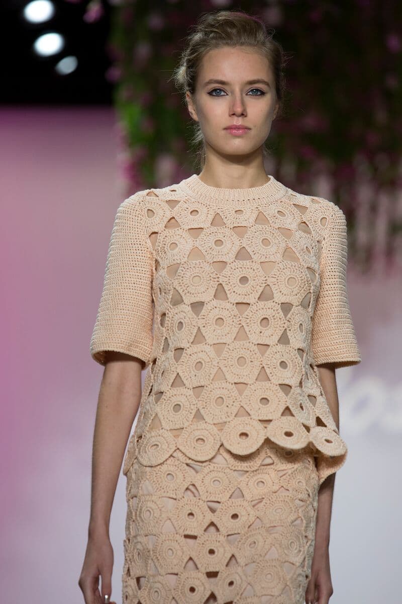 Para Lela Rose la tendencia para primavera- verano 2016 se encuentra en un estilo lleno de feminidad, muy minimalista y romántico pero sin caer en lo empalagoso. La colección se basa en cortes a la cintura ya sea en faldas o vestidos para muestra las prendas en la pasarela. Diseñador Lela Rose. NYFW, Spring/Summer 2016 - 14/09/2015