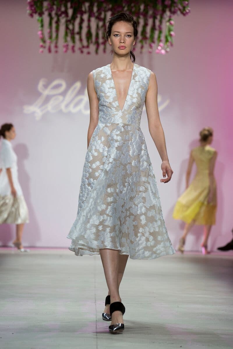 Para Lela Rose la tendencia para primavera- verano 2016 se encuentra en un estilo lleno de feminidad, muy minimalista y romántico pero sin caer en lo empalagoso. La colección se basa en cortes a la cintura ya sea en faldas o vestidos para muestra las prendas en la pasarela. Diseñador Lela Rose. NYFW, Spring/Summer 2016 - 14/09/2015