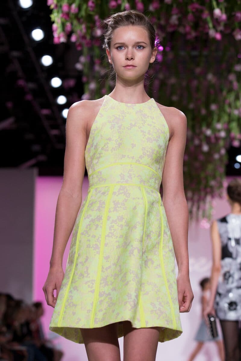 Para Lela Rose la tendencia para primavera- verano 2016 se encuentra en un estilo lleno de feminidad, muy minimalista y romántico pero sin caer en lo empalagoso. La colección se basa en cortes a la cintura ya sea en faldas o vestidos para muestra las prendas en la pasarela. Diseñador Lela Rose. NYFW, Spring/Summer 2016 - 14/09/2015