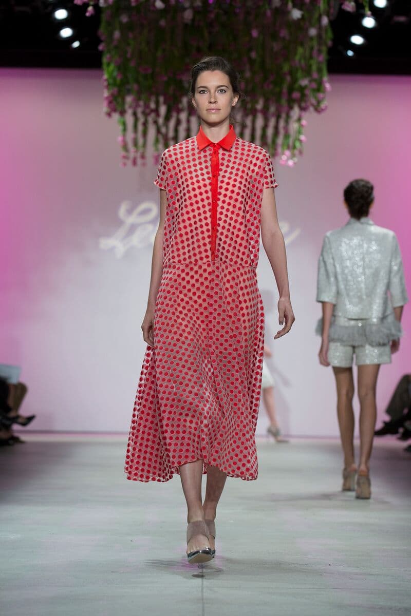 Para Lela Rose la tendencia para primavera- verano 2016 se encuentra en un estilo lleno de feminidad, muy minimalista y romántico pero sin caer en lo empalagoso. La colección se basa en cortes a la cintura ya sea en faldas o vestidos para muestra las prendas en la pasarela. Diseñador Lela Rose. NYFW, Spring/Summer 2016 - 14/09/2015