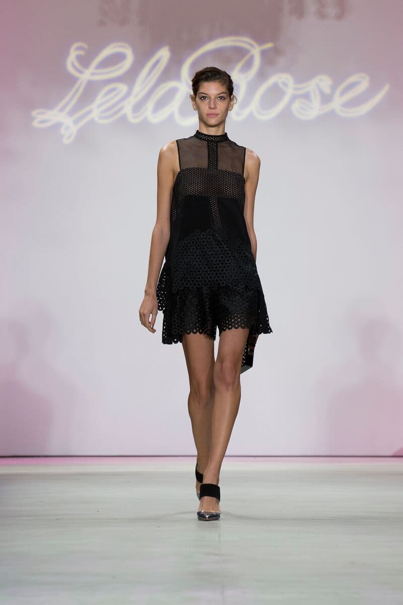 Para Lela Rose la tendencia para primavera- verano 2016 se encuentra en un estilo lleno de feminidad, muy minimalista y romántico pero sin caer en lo empalagoso. La colección se basa en cortes a la cintura ya sea en faldas o vestidos para muestra las prendas en la pasarela. Diseñador Lela Rose. NYFW, Spring/Summer 2016 - 14/09/2015