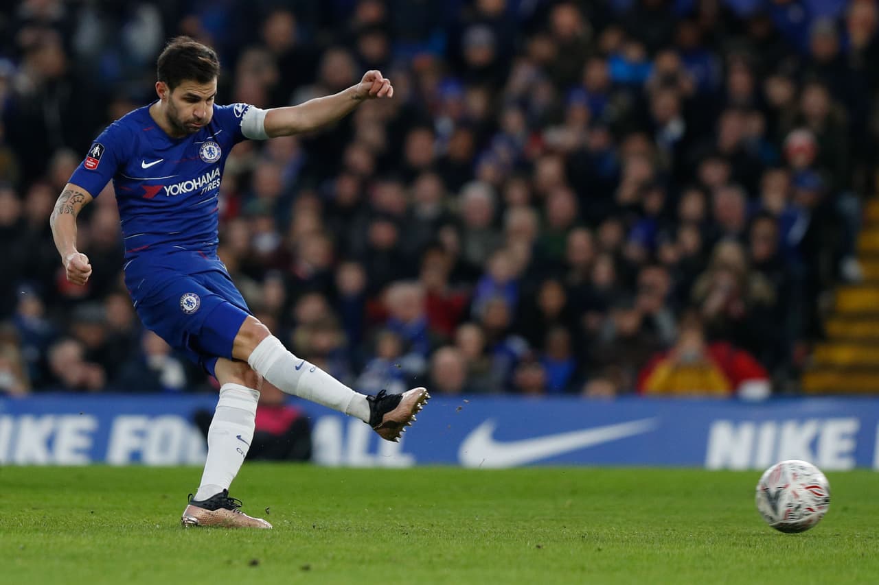 Al minuto 30 llegó lo que pudo ser la consagración de una jornada conmovedora para Cesc, cuando se encargó de cobrar un penal.