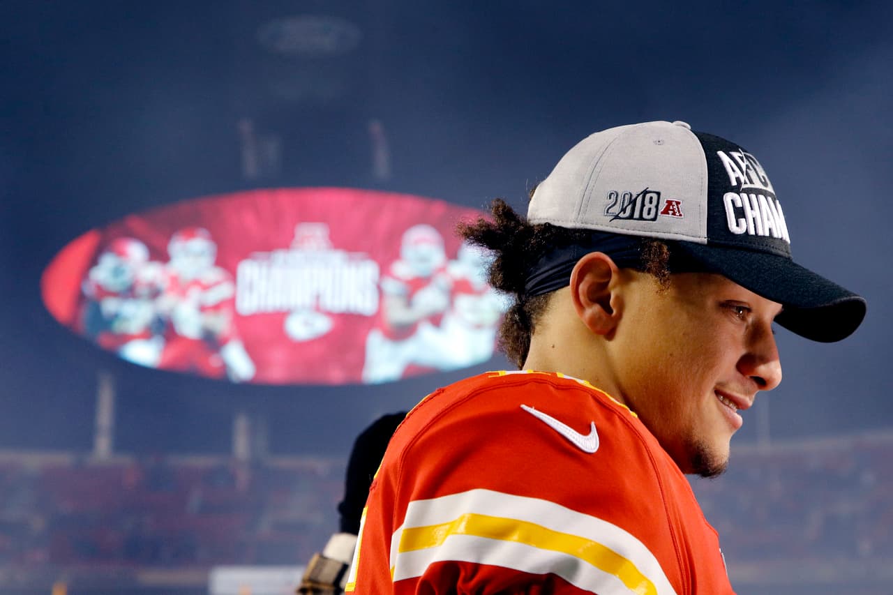 El joven que llevó a los Chiefs a su primer Super Bowl en 50 años y que acaba de firmar un contrato de 10 temporadas, el más rico de toda la historia, cumple años.