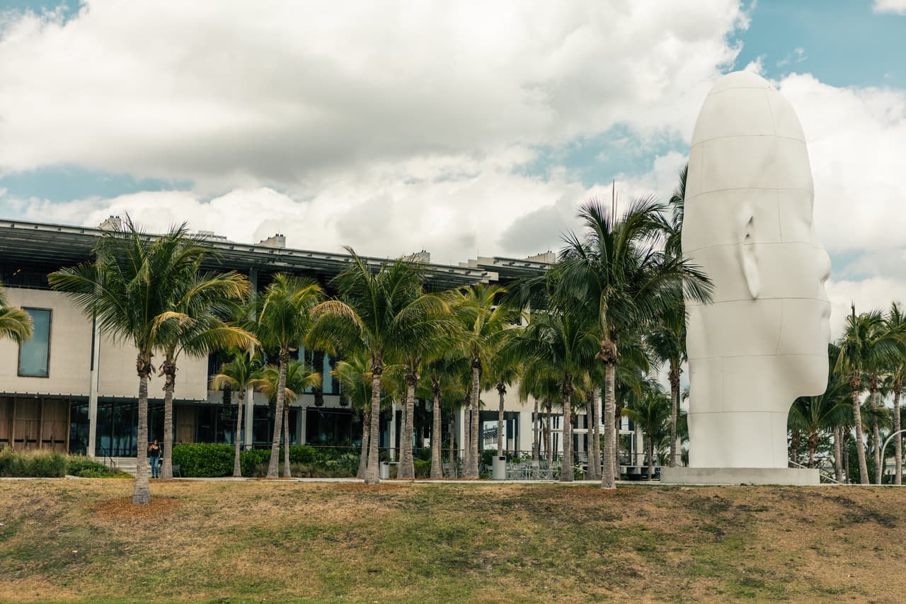 ¿Qué te parece una caminata al aire libre y en un ambiente cultural? En el
<b>Maurice A. Ferre Park o Park Museum</b>, que comienza en el American Airlines Arena y termina en los jardines del Perez Museum, puedes ver hermosas esculturas colocadas frente a Biscayne Blvd y la bahía. Una de las más hermosas es esta Jaume Plensa, “Into my Dreams, Awilda.” Se trata de la enorme imagen del rostro de una niña viendo hacia la bahía, pero hay muchas más figuras por descubrir. ¡Explóralas tu mismo!
<br>