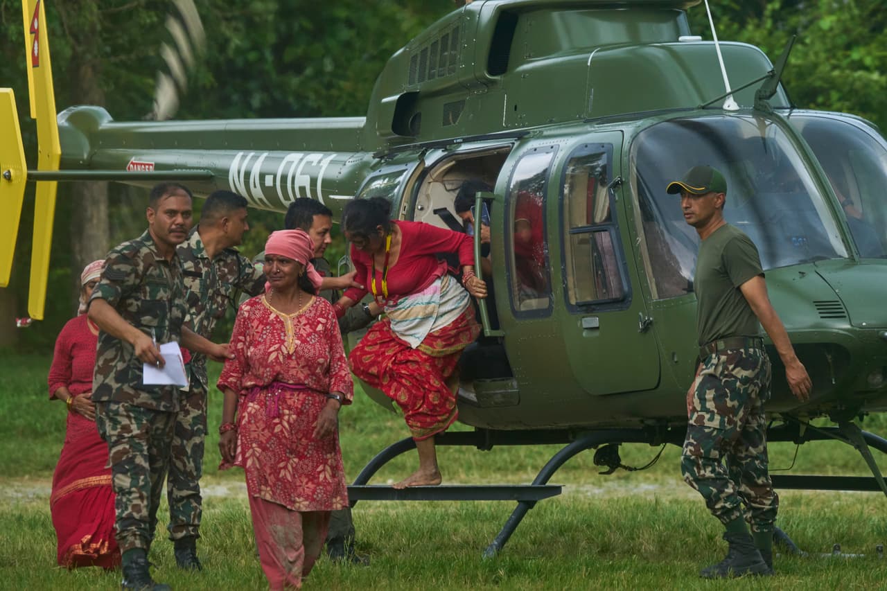 El ejército nepalí desaloja a habitantes con un helicóptero.
