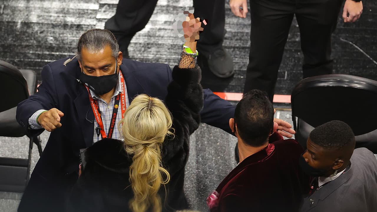 Los Hawks ya investigan incidente de LeBron James con aficionada expulsada de la arena