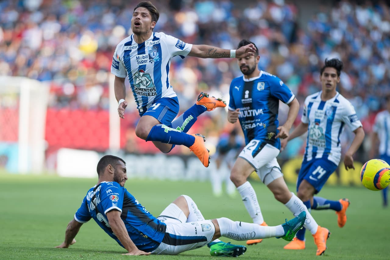 El partido inicio muy movido y con acciones de peligro en ambos arcos.