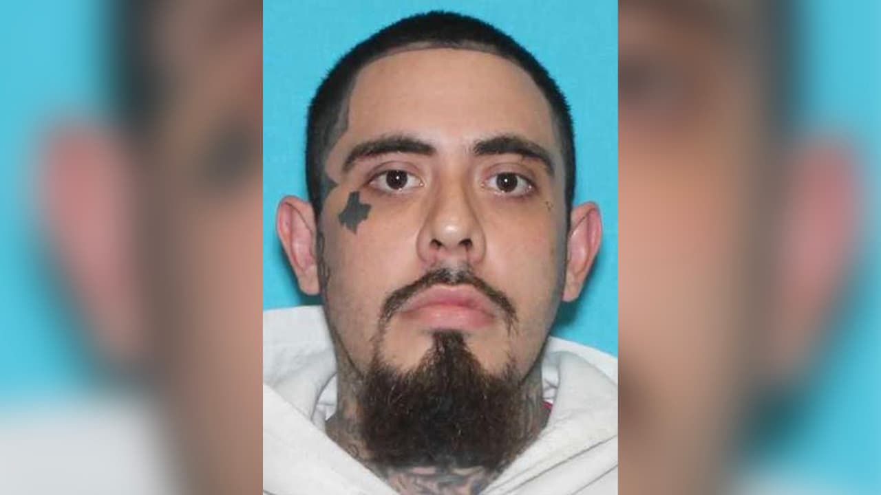 Buscan a hispano acusado de agresión y violencia familiar en el suroeste de Houston