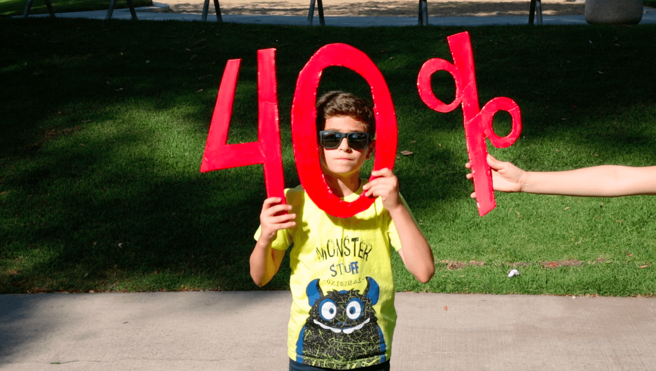 <b>Conozca los números</b>: Los niños muestran números de cartón hechos a mano, que representan las estadísticas que rodean la obesidad infantil entre los niños hispanos.