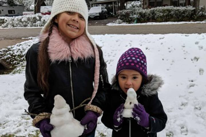 Muchos aprovecharon el raro evento para tomarse fotos, jugar con la nieve y construir el tradicional muñeco navideño.