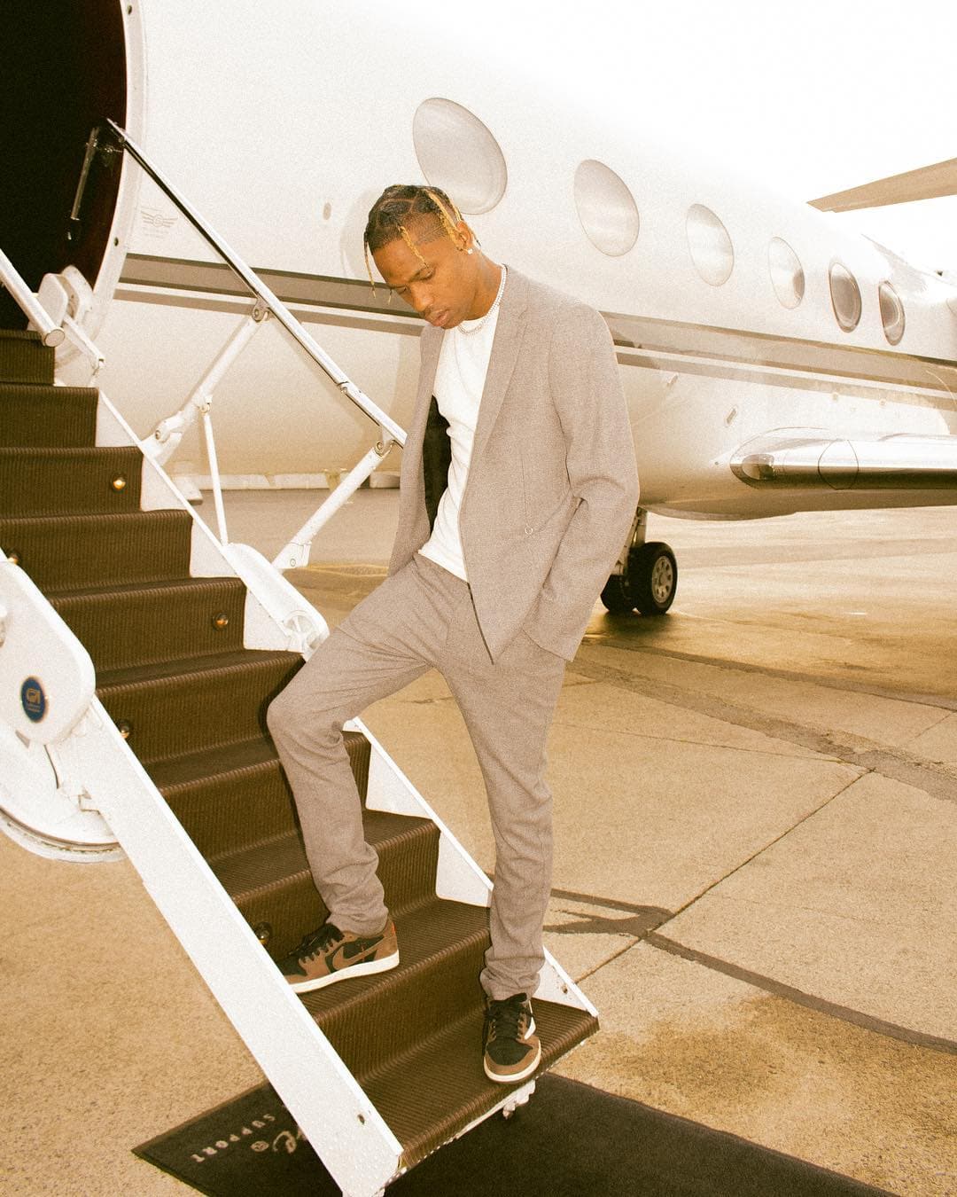 PJAM habría pagado a Travis 150 mil dólares por adelantado y le proporcionó un jet privado, pero horas antes del show canceló.