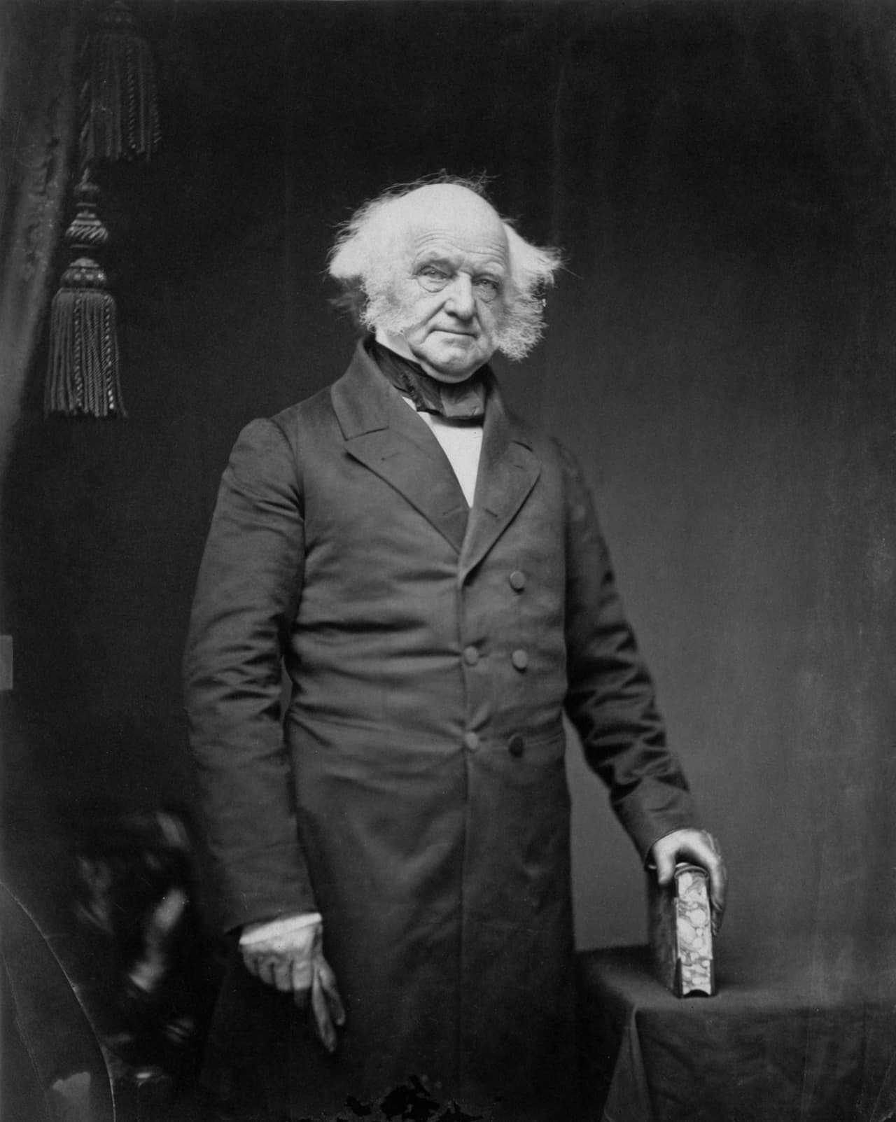 Martin Van Buren (1782–1862), al parecer, fue el inventor de la expresión "ok", por las iniciales de su apodo: a Van Buren se le conocía como el "Old Kinderhook" por haber crecido en Kinderhook, en el condado de Columbia, Nueva York. Sin embargo, también se le conoció como "Van Ruin", porque la historia siempre lo ha culpado por la crisis económica de 1937. Fue el primer presidente en ser ciudadano estadounidense, porque antes todos habían sido súbditos británicos. Además, el inglés no era su lengua materna, sino el neerlandés. Van Buren siguió con la decisión de Andrew Jackson de sacar a los indios cherokee de Georgia, acabando con la cuarta parte de su población. Su mandato duró cuatro años, entre 1837 y 1841.