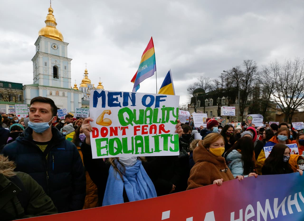 <b>“Los hombres de calidad no le temen a la igualdad”</b>, un mensaje en la protesta de mujeres en Kiev, Ucrania.