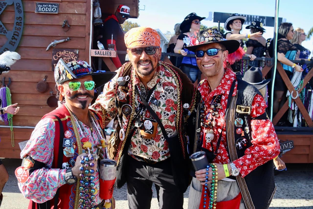 Ahora, tras disfrutar de la festividad, la ciudad de Tampa pide a las personas recolectar las cuentas y llevarlas al centro donde se reciclan.