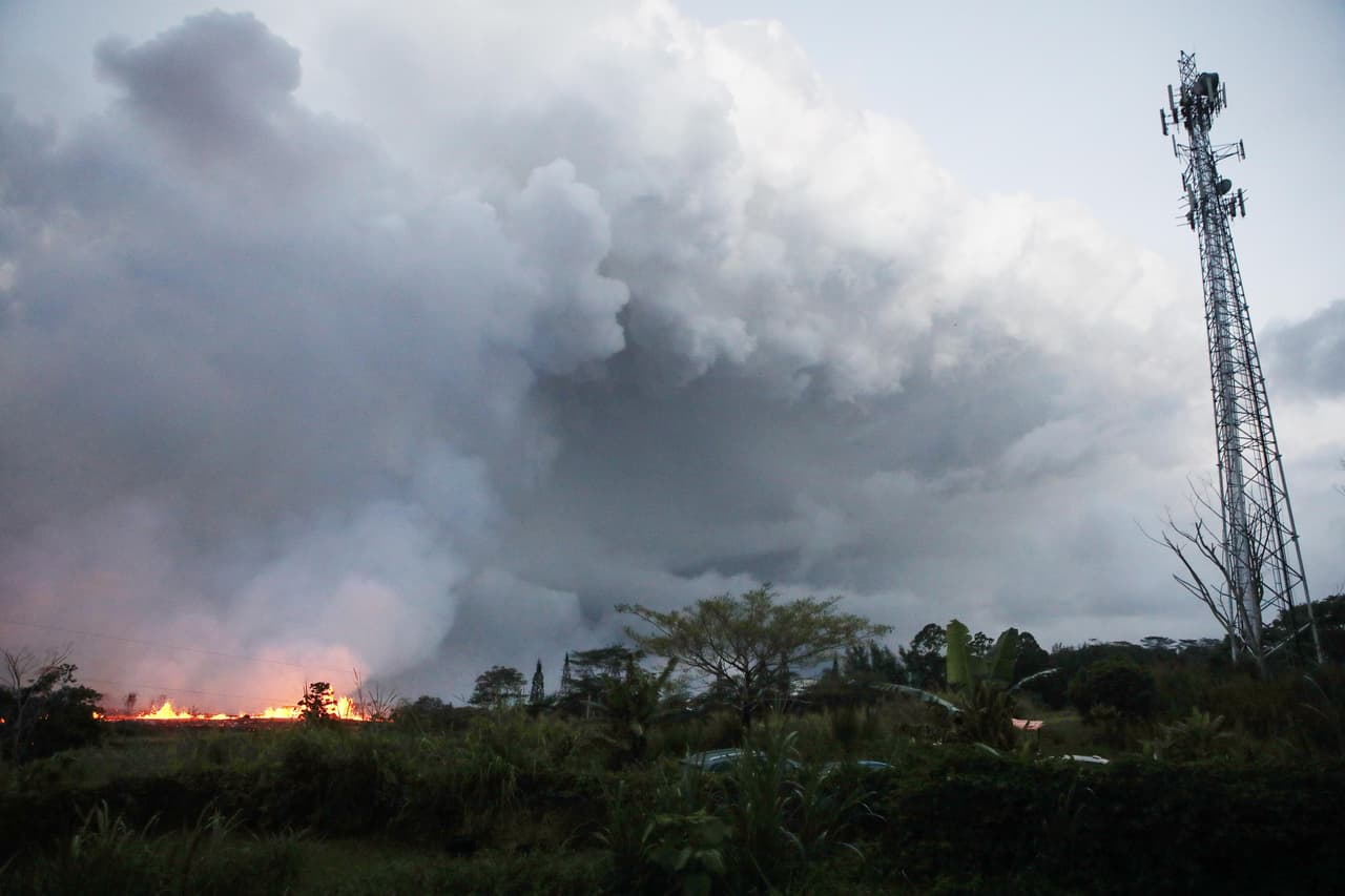El Kilauea comenzó a hacer erupción el 3 de mayo, forzando la evacuación de 2,000 personas de sus hogares ubicados en la montaña. Las autoridades mantienen la alerta roja para aviación -que impide cualquier tráfico aéreo en la zona.